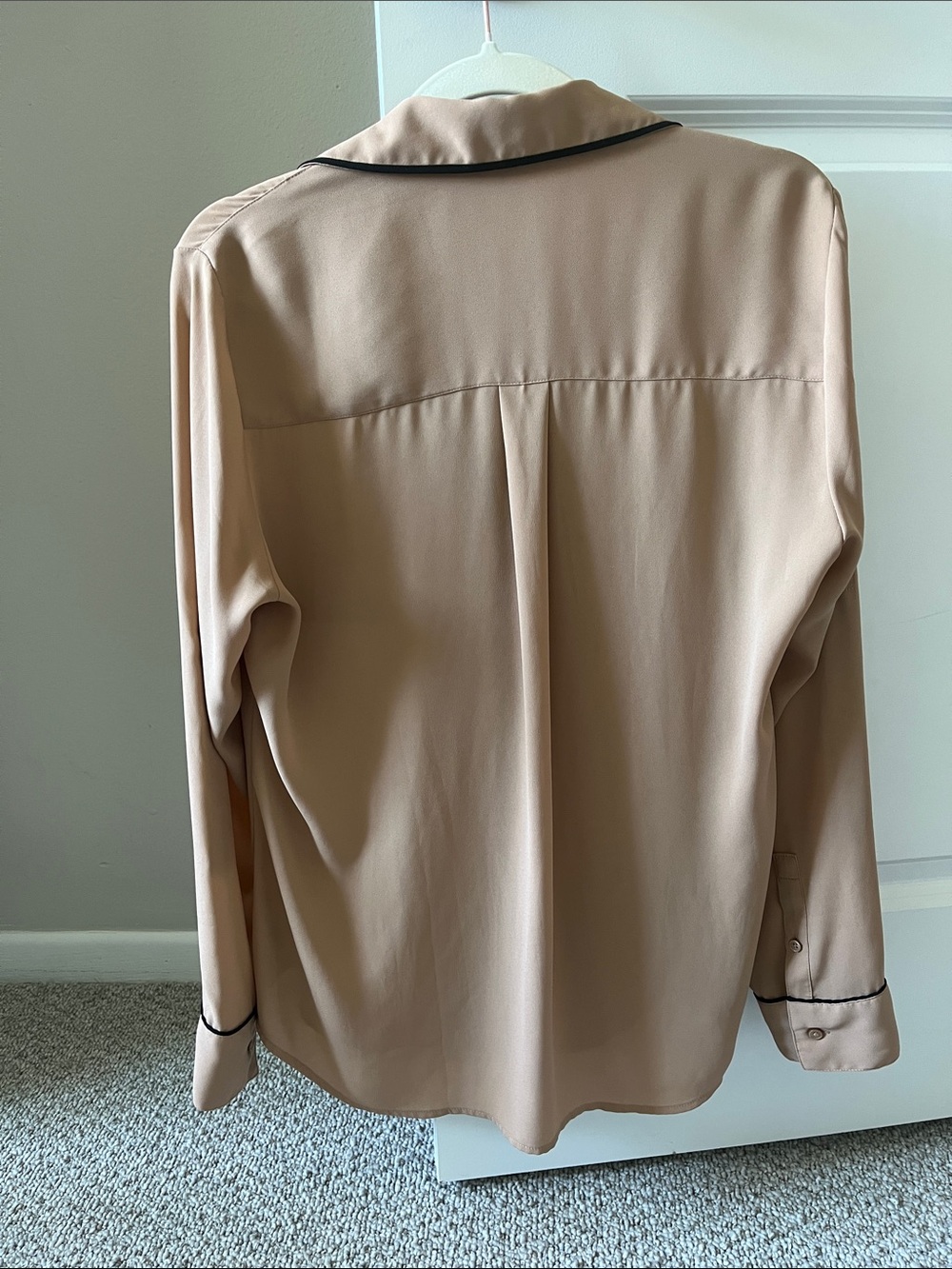 Express Portofino Blouse in Blush with Black Trim Size M - Picture 3 of 6